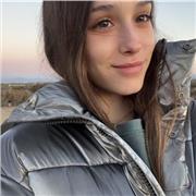 ¡Hola! Me presento, soy Claudia, profesora de inglés mi enfoque se centra en crear un entorno educativo dinámico y participativo, donde los estudiantes no solo adquieran habilidades lingüísticas, sino también desarrollen confianza para comunicarse en ingl